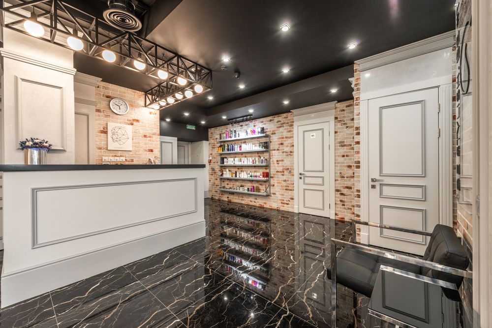 Een lichte salonreceptie met warme materialen